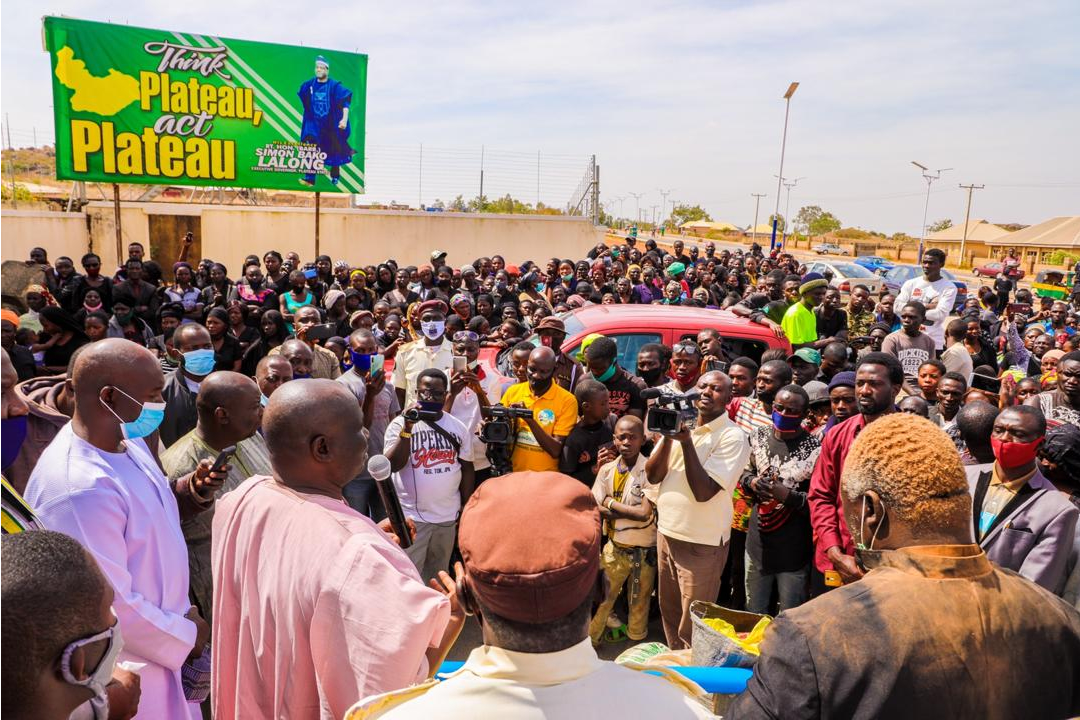 lootPHOTOS: Repentant Looters Return Items in Plateau 7