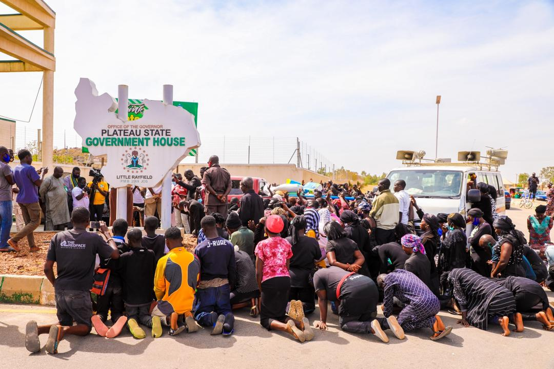 PHOTOS: Repentant Looters Return Items in Plateau