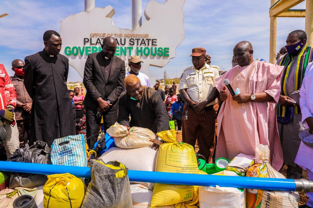 lootPHOTOS: Repentant Looters Return Items in Plateau 7