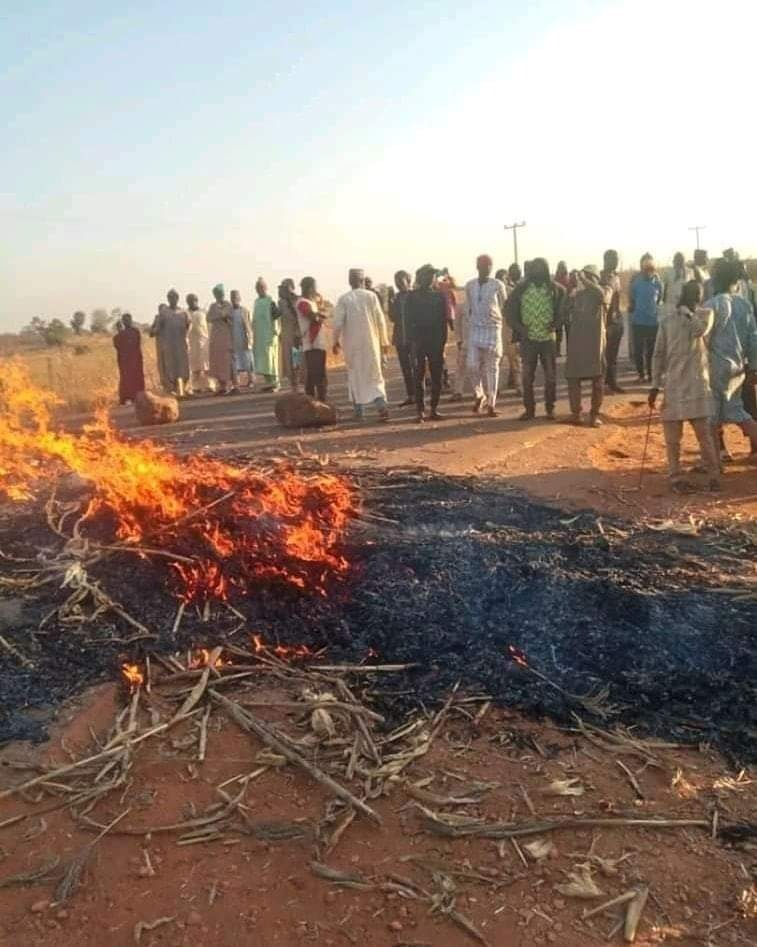 PHOTOS: Katsina Communities Protest Insecurity, Block Funtua-Dandume-Birnin Gwari Road