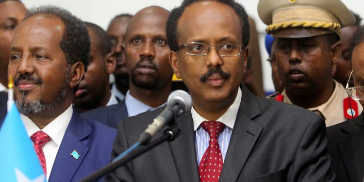 Somalia's newly elected President Mohamed Abdullahi Farmajo flanked by outgoing president Hassan Sheikh Mohamud (L) addresses lawmakers after winning the vote at the airport in Somalia's capital Mogadishu, February 8, 2017. REUTERS/Feisal Omar - RTX306E9