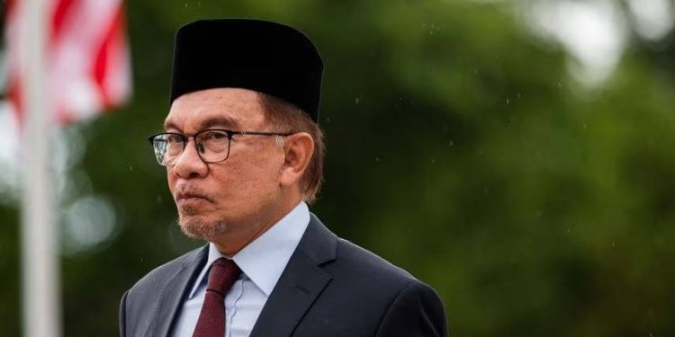 Malaysian Prime Minister Anwar Ibrahim attends a wreath-laying ceremony at Rizal Park, in Manila, Philippines, March 2, 2023. REUTERS/Lisa Marie David