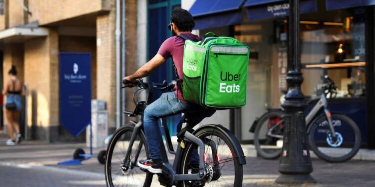 A bicycle courier from Uber Eats rides his bicycle during the heatwave in Utrecht, Netherlands August 10, 2022. REUTERS/Piroschka van de Wouw/FILE PHOTO