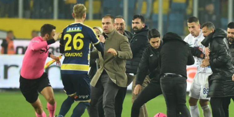 The fracas that ensued during League match in Turkey | PHOTO: Abdurrahman Antakyali/Depo via Reuters