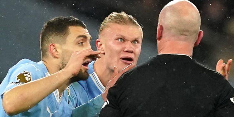 Manchester City players confront Ref | PHOTO: Skysports