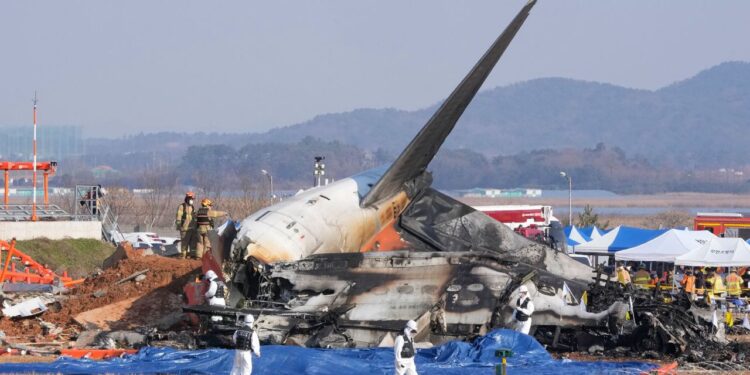 Firefighters and rescue team members working near the wreckage of a passenger plane at Muan International Airport in Muan, South Korea 29.12.2024