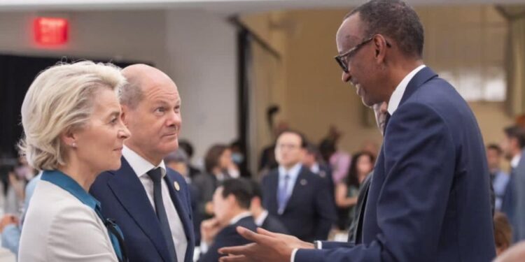 EU leader Ursula Gertrud von der Leyen (L) and Rwandan President Paul Kagame